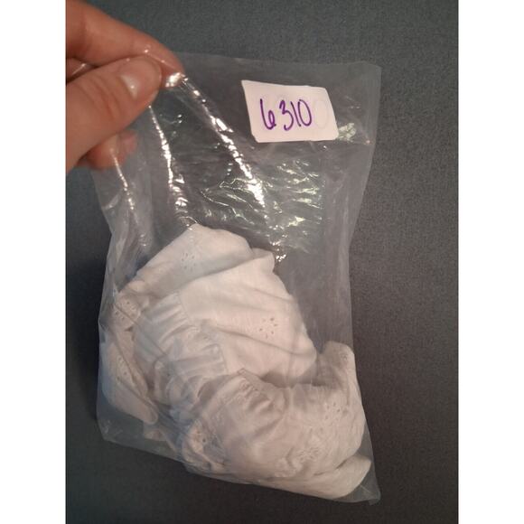 Torrid Sleeveless Tank Top Eyelet Babydoll White VNeck Blouse Size 1 Embroidered - Picture 11 of 11